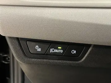 BMW iX1 30 xDrive LED Navi R-Cam CarPlay SHZ Curved