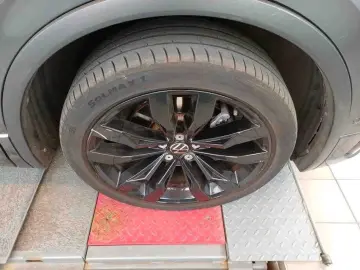 VW Tiguan Allspace   R-Line ACC   Navi   LED   Pano