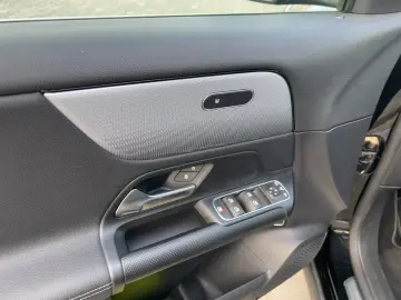 MERCEDES-BENZ GLA 200 d CarPlay Navi Autom. Klima LE…