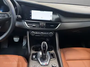 ALFA ROMEO Giulia Ti Q4 Kamera CarPlay Totwinkel Spurhalte