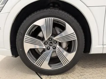 AUDI e-tron 55 quattro S line 95kWh Matrix Navi Sound
