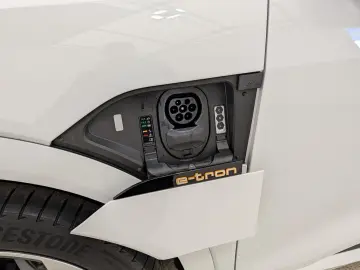 AUDI e-tron 55 quattro S line 95kWh Matrix Navi Sound