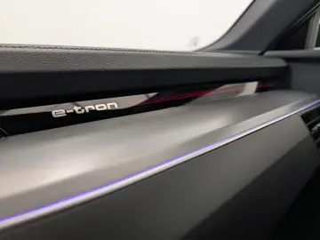AUDI e-tron 55 quattro S line 95kWh Matrix Navi Sound