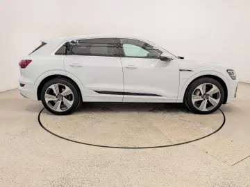 AUDI e-tron 55 quattro S line 95kWh Matrix Navi Sound