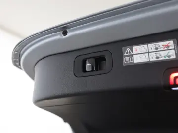 MERCEDES-BENZ C 220 d T AMG Digital Light Night MBUX…