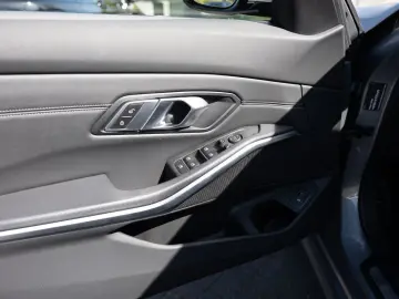 BMW 330d Touring xDrive FACEL. AHK HUD LED ACC NAVI