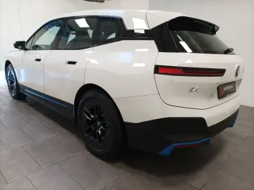 BMW iX xDrive40 Navi LED Standklima USB