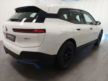 BMW iX xDrive40 Navi LED Standklima USB