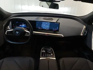 BMW iX xDrive40 Navi LED Standklima USB