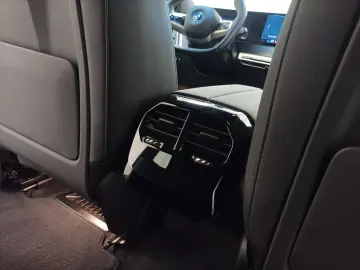 BMW iX xDrive40 Navi LED Standklima USB