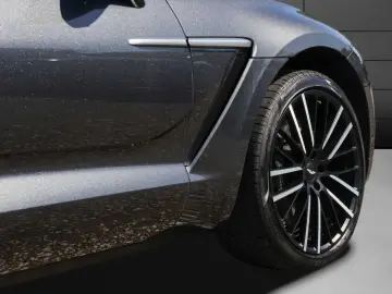 ASTON MARTIN DBX 550