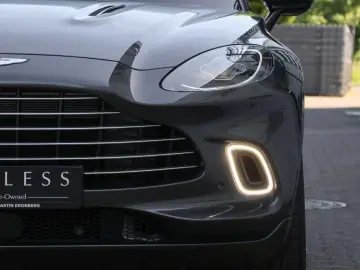 ASTON MARTIN DBX 550