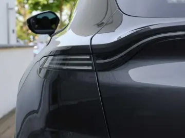 ASTON MARTIN DBX 550