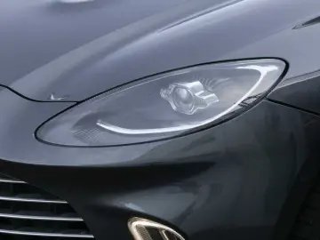 ASTON MARTIN DBX 550