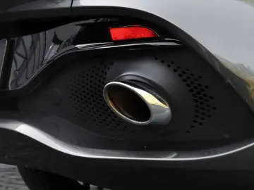 ASTON MARTIN DBX 550