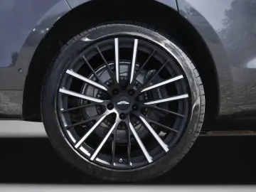 ASTON MARTIN DBX 550