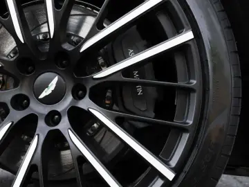 ASTON MARTIN DBX 550