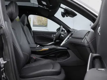 ASTON MARTIN DBX 550