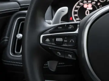 ASTON MARTIN DBX 550