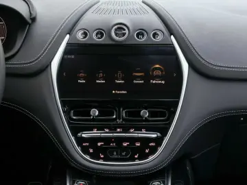 ASTON MARTIN DBX 550
