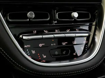 ASTON MARTIN DBX 550