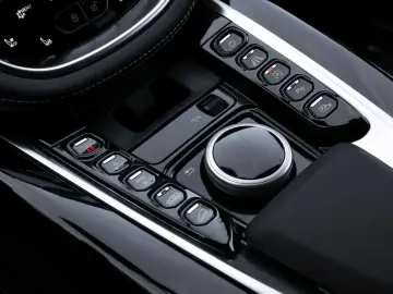 ASTON MARTIN DBX 550