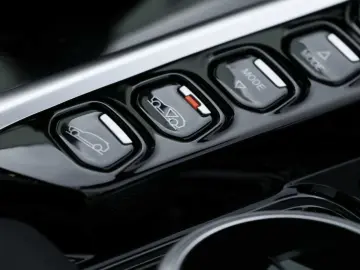 ASTON MARTIN DBX 550