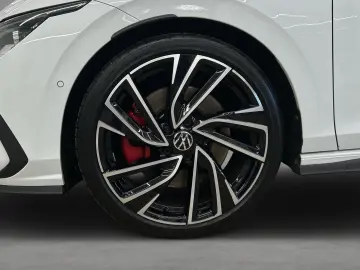 VW Golf VIII GTI 2.0 TSI DSG MATRIX PANO STANDH H&K