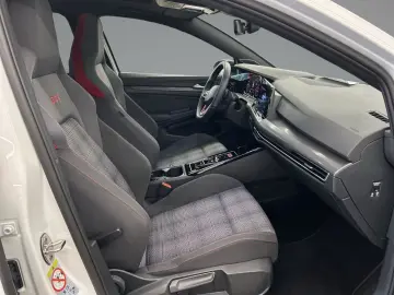 VW Golf VIII GTI 2.0 TSI DSG MATRIX PANO STANDH H&K