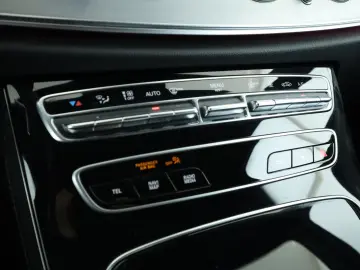 MERCEDES-BENZ E 300 de AMG PTS 360 Kamera Distronic …