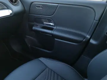 MERCEDES-BENZ GLB 180 d  AHK Navi el.Heck PTS LED SHZG SpurH