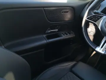 MERCEDES-BENZ GLB 180 d  AHK Navi el.Heck PTS LED SHZG SpurH