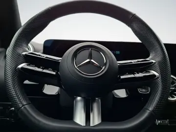 MERCEDES-BENZ GLA 180 d AMG KAMERA DISTRO AHK SHZ LED NIGHT