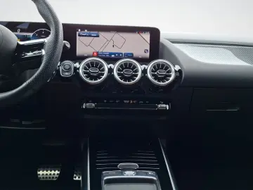 MERCEDES-BENZ GLA 180 d AMG KAMERA DISTRO AHK SHZ LED NIGHT