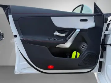 MERCEDES-BENZ CLA 180 AMG Distronic Ambiente LED Kam…