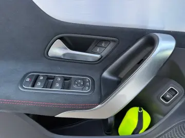 MERCEDES-BENZ CLA 180 AMG Distronic Ambiente LED Kam…