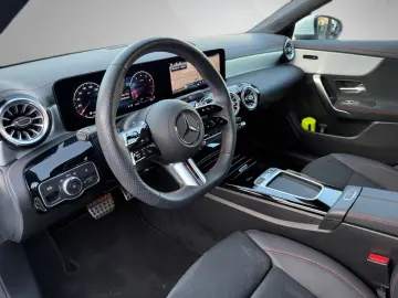 MERCEDES-BENZ CLA 180 AMG Distronic Ambiente LED Kam…