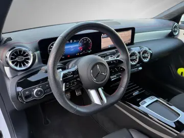 MERCEDES-BENZ CLA 180 AMG Distronic Ambiente LED Kam…