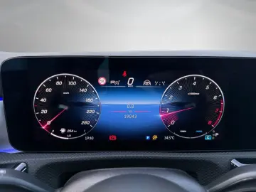 MERCEDES-BENZ CLA 180 AMG Distronic Ambiente LED Kam…