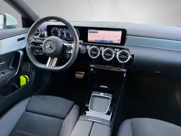 MERCEDES-BENZ CLA 180 AMG Distronic Ambiente LED Kam…
