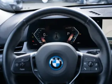 BMW iX1 xDrive30. Sitzheizung.Navi