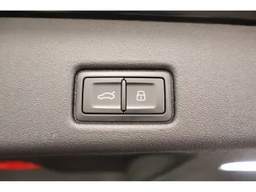 AUDI Q5 2.0 TDI quattro S-line S-tronic Navi LED AHK