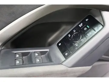 AUDI Q5 2.0 TDI quattro S-line S tronic Navi LED AHK