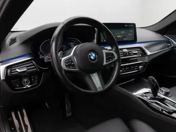 BMW 530d xD M Sport Panorama Kamera HUD HiFi Komfort
