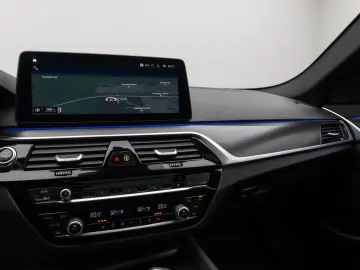 BMW 530d xD M Sport Panorama Kamera HUD HiFi Komfort