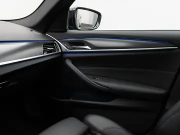 BMW 530d xD M Sport Panorama Kamera HUD HiFi Komfort