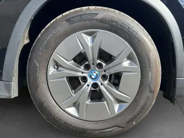 BMW iX1 xDrive30 LivePlus SpoSi SHZ RFK AdapMFwk LED