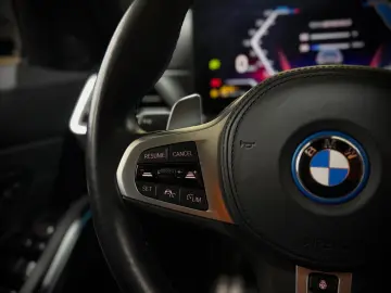 BMW 330e Touring M-SPORTPAKET PANORAMA LASER HARMAN