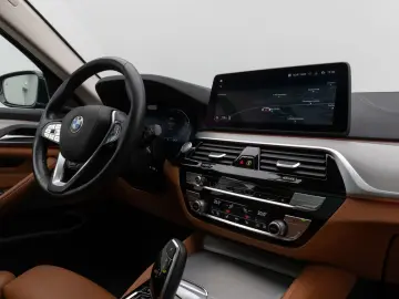 BMW 520d xD LuxuryLine Panorama Laser TV HUD DAB H K
