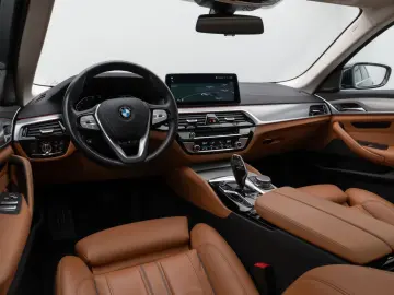 BMW 520d xD LuxuryLine Panorama Laser TV HUD DAB H K
